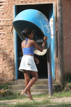 Mujer habla en cabina de teléfono público, Quilombo, Sao Paulo,