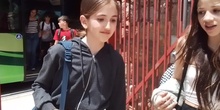 Me tiene manía