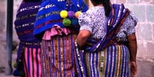 Tres mujeres con el traje tradicional en San Pedro La Laguna, Gu