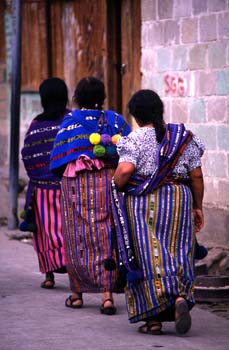 Tres mujeres con el traje tradicional en San Pedro La Laguna, Gu