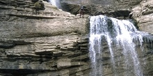Aficionados al rappel en una cascada