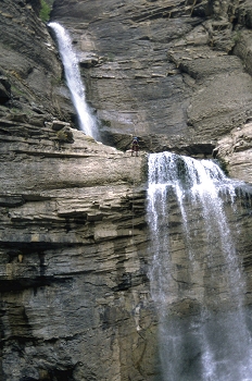 Aficionados al rappel en una cascada