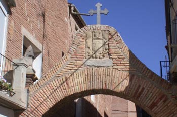 Arco con escudo y cruz