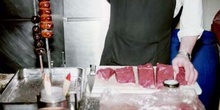 Preparando un pincho de carne en un restaurante