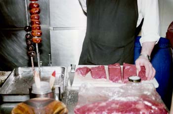 Preparando un pincho de carne en un restaurante