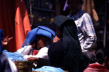 Dos mujeres con tocado en San Cristóbal de las Casas, México