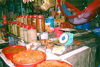 Puesto de encurtidos en Siem Reap, Camboya