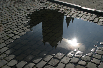 Reflejos en el pavimento de Gante, Bélgica