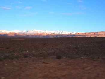 Desierto de piedra y montañas nevadas, Marruecos