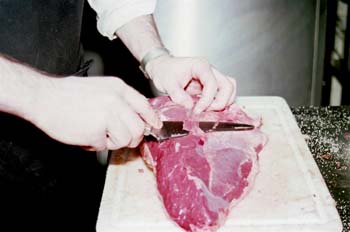 Limpiando una pieza de ternera