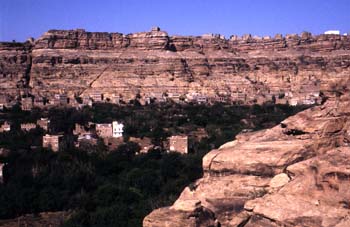 Vista del valle de Wadi Dhahr, Yemen