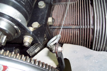 Placa de identificación de un motor de émbolo