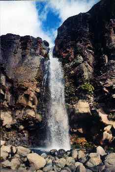 Cascada en el parque nacional de Tongariro, Nueva Zelanda