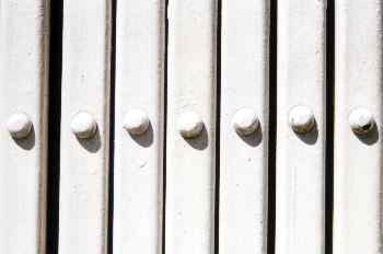 Verja blanca con adornos