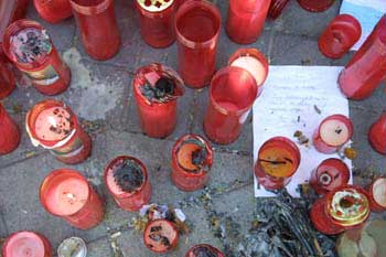 Cirios depositados en la estación de Atocha en recuerdo de las v