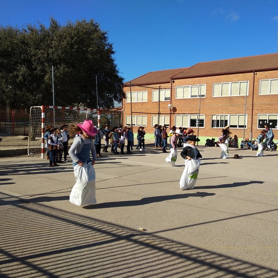 2º disfrutando con los juegos en el patio. 15