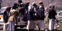Grupo de hombres en un mercado de qat, Yemen