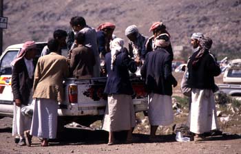 Grupo de hombres en un mercado de qat, Yemen