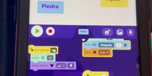 Programa con OctoStudio el juego de piedra, papel y tijera comunicándose 2 dispositivos. 