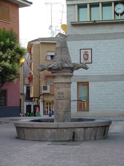 Fuente de piedra antiguo cadarso en Pelayos de la Presa