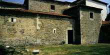 Vista desde el sur de la iglesia de Santianes de Pravia, Princip