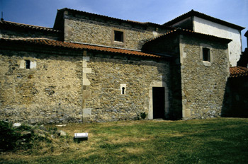 Vista desde el sur de la iglesia de Santianes de Pravia, Princip