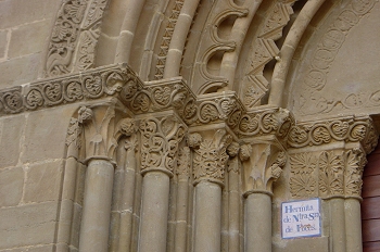 Capiteles con motivos vegetales. San Miguel de Foces, Huesca