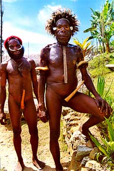 Jefes de tribu con corona de plumas, Irian Jaya, Indonesia