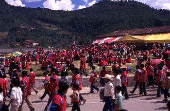 Regreso de las fiestas patronales de San Lorenzo, en Zinacantán,