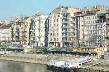 Barcaza en la orilla del Danubio, Budapest, Hungría