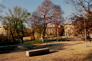 Banco de piedra en un parque