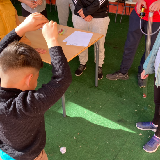 Alumnado de 3º Educación Primaria comprobando si la masa de los cuerpos influye en el tiempo de caída