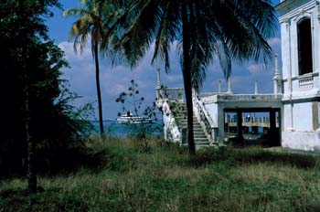 Vista de casa y embarcadero, Cuba