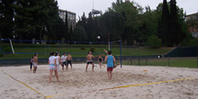 Chicos jugando al voley-playa