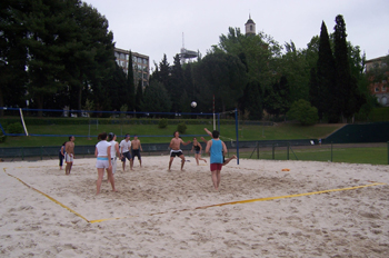 Chicos jugando al voley-playa