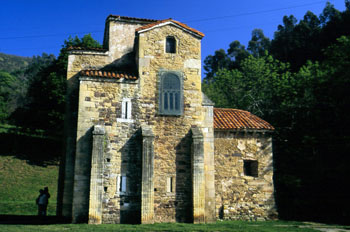Fachada sur de la iglesia de San Miguel de Lillo, Oviedo, Princi