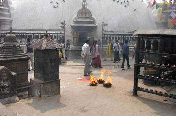 Episodios en el patio de un templo stupa, Katmandú, Nepal