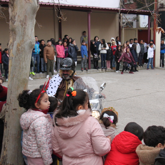 Visita de sus Majestades los Reyes Magos al colegio Luis Bello en moto 2018 24