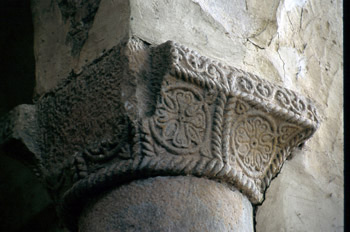 Capitel troncopiramidal de la iglesia de San Miguel de Lillo, Ov