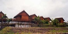 Huertas flotantes y poblado en Myanmar