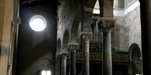 Interior lateral de la Basílica de San Ferdiano, Lucca
