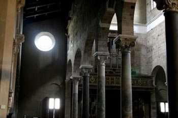 Interior lateral de la Basílica de San Ferdiano, Lucca