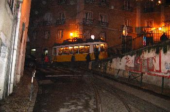 Tranvía en Alfama, Lisboa, Portugal