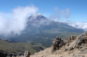 Vista del volcán Popocatepetl (5600m) desde los pies del Iztacci