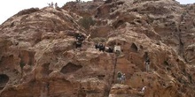 Personas subiendo por la ladera de una montaña, Petra, Jordania