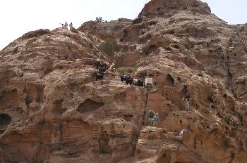Personas subiendo por la ladera de una montaña, Petra, Jordania