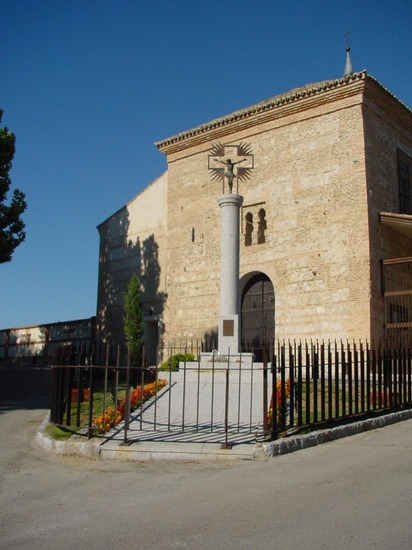 Fachada de iglesia con cruz en Griñón