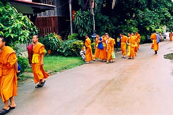 Monjes saliendo de clase, Tailandia