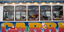 Tranvía decorado con adornos navideños, Plaza Campo das Cebolas,