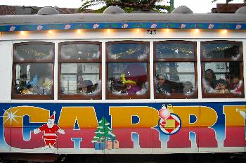 Tranvía decorado con adornos navideños, Plaza Campo das Cebolas,